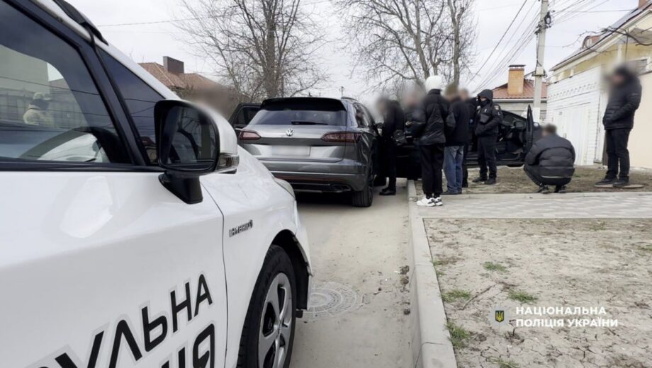 Одесщина: мошенники обманывали военных на элитные автомобили, их задержала полиция