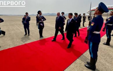 Диктатори об’єднуються: червоні доріжки, гармати і меморіали Кімів