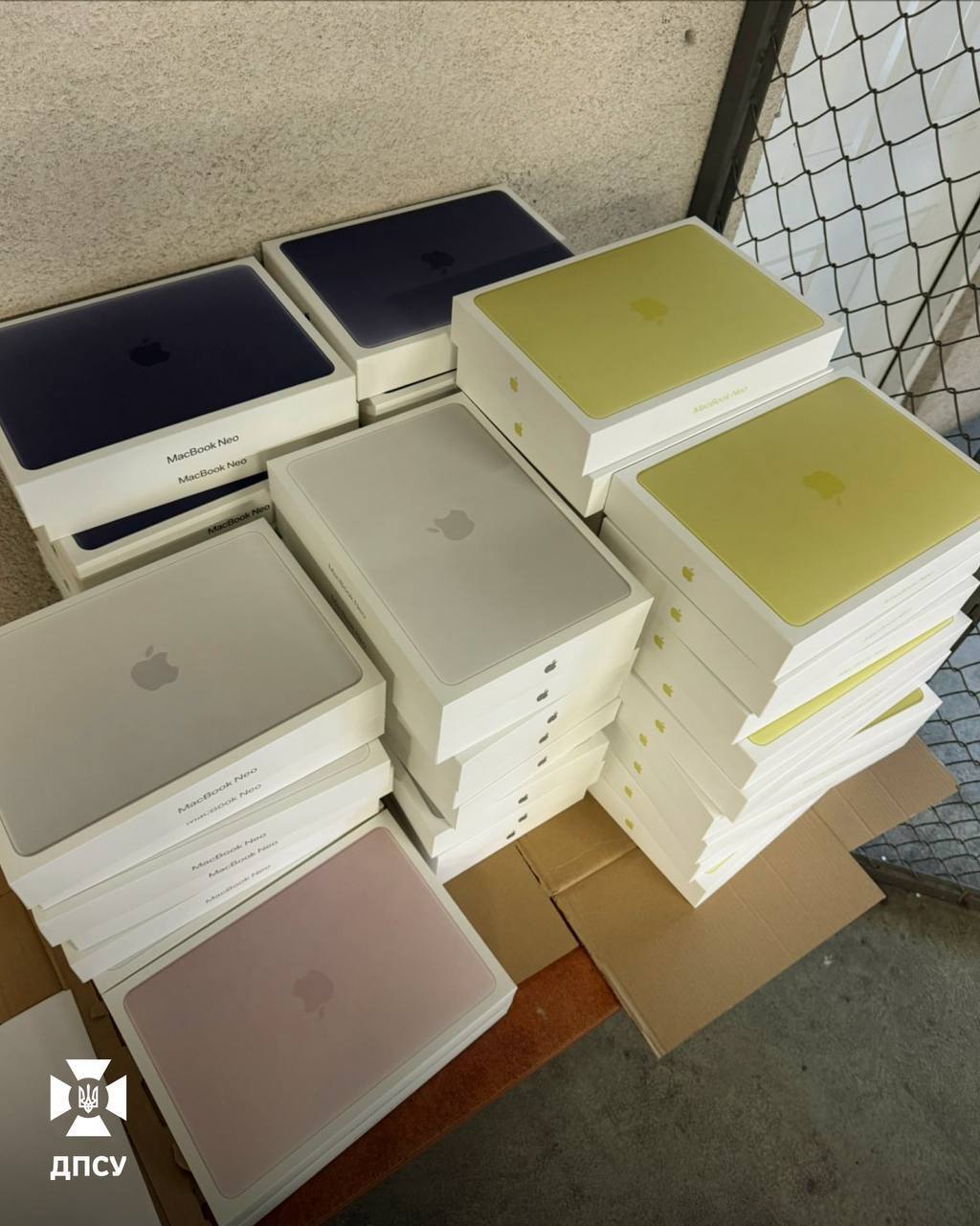 Водитель ''фанат гаджетов'' пытался провезти через границу 54 MacBook на 1,5 млн грн