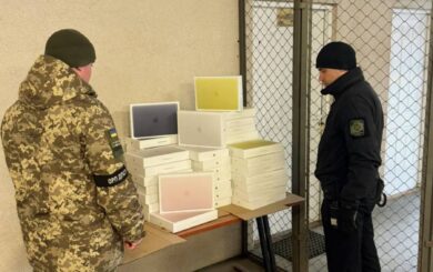 Водитель »фанат гаджетов» пытался провезти через границу 54 MacBook на 1,5 млн грн