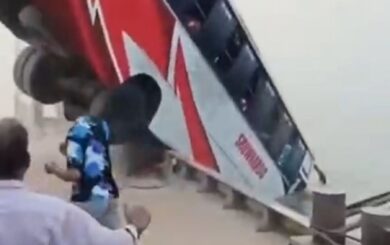 Трагедия в Бангладеш: автобус с пассажирами упал в реку Падма, погибли по меньшей мере 26 человек
