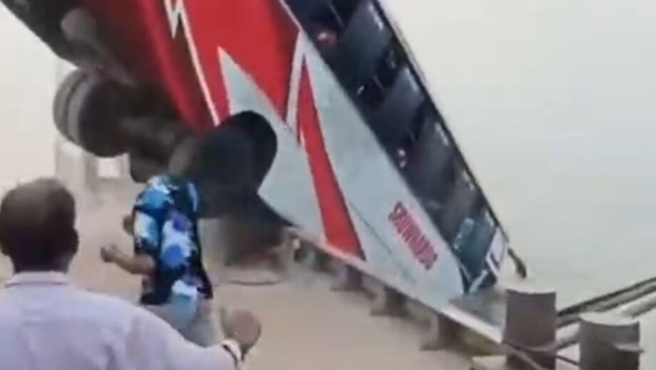 Трагедия в Бангладеш: автобус с пассажирами упал в реку Падма, погибли по меньшей мере 26 человек