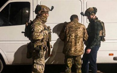 Три часа переговоров в центре Ровно: правоохранители обезвредили мужчину с гранатами