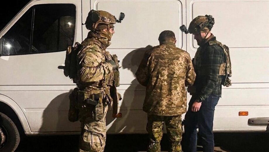 Три часа переговоров в центре Ровно: правоохранители обезвредили мужчину с гранатами