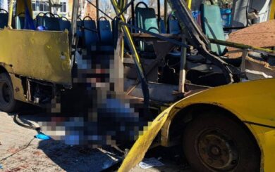 В Никополе дрон ударил по автобусу: трое погибших, до 16 раненых