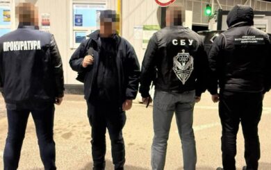 Инспектора поста »Краковец» подозревают в заработке на недекларируемой наличности