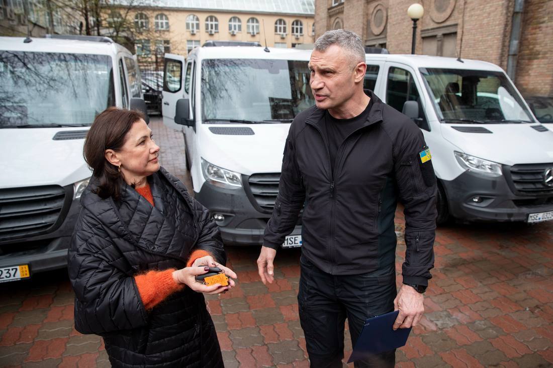 Киев получил долгожданные социальные автобусы: Кличко рассказал о помощи от Германии