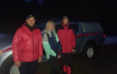 Заблудилась в сумерках: спасатели нашли туристку накануне Пасхи в Карпатах