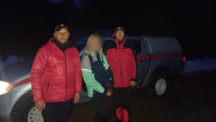 Заблукала у сутінках: рятувальники знайшли туристку напередодні Великодня в Карпатах