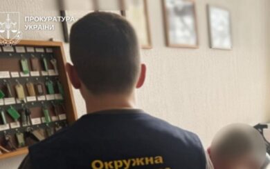 Закупівля з переплатою на понад мільйон: у Чернівцях двом посадовцям ліцею оголосили підозру