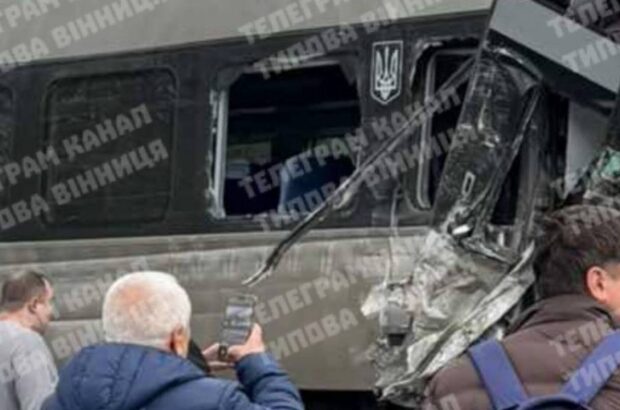 На Вінниччині зіткнулися тепловоз і ”Інтерсіті+”: у поїзді — понад пів тисячі пасажирів