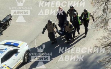 В Киеве неизвестный открыл стрельбу: есть погибшие и раненые, среди пострадавших ребенок