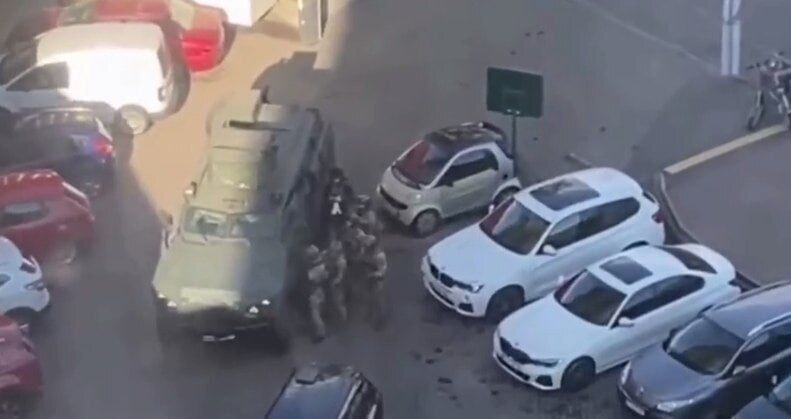 В Киеве неизвестный открыл стрельбу: есть погибшие и раненые, среди пострадавших ребенок