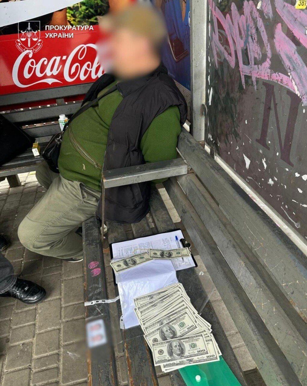 У Києві затримали ''генерал-майора'', який за 15 тис доларів обіцяв виїзд за кордон