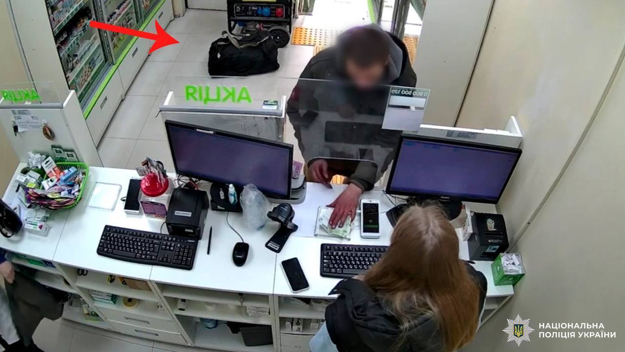 В Киеве мужчина оставил в аптеке сумку и заявил о ''тротиле''