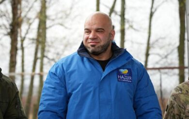 Для эвакуации раненых с фронта фонд »Надежда» и Валерий Дубиль передали оборудование медицинским экипажам