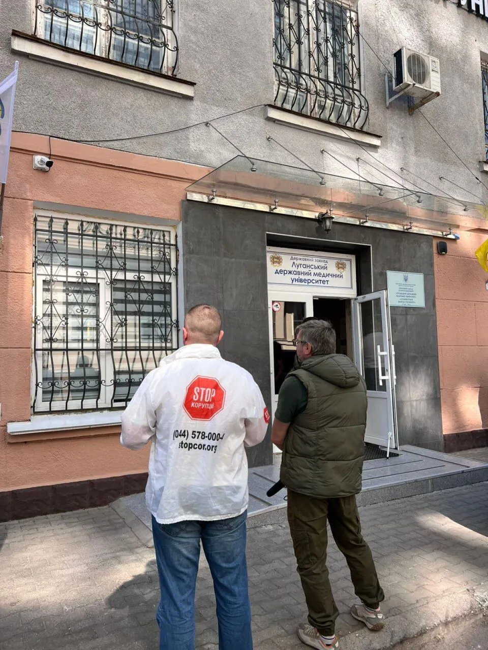 Из-за ''неудобных вопросов''? Аккредитованных журналистов СтопКора не пустили на публичное мероприятие к 70-летию ЛГМУ