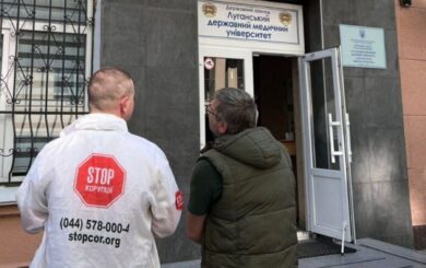 Из-за »неудобных вопросов»? Аккредитованных журналистов СтопКора не пустили на публичное мероприятие к 70-летию ЛГМУ