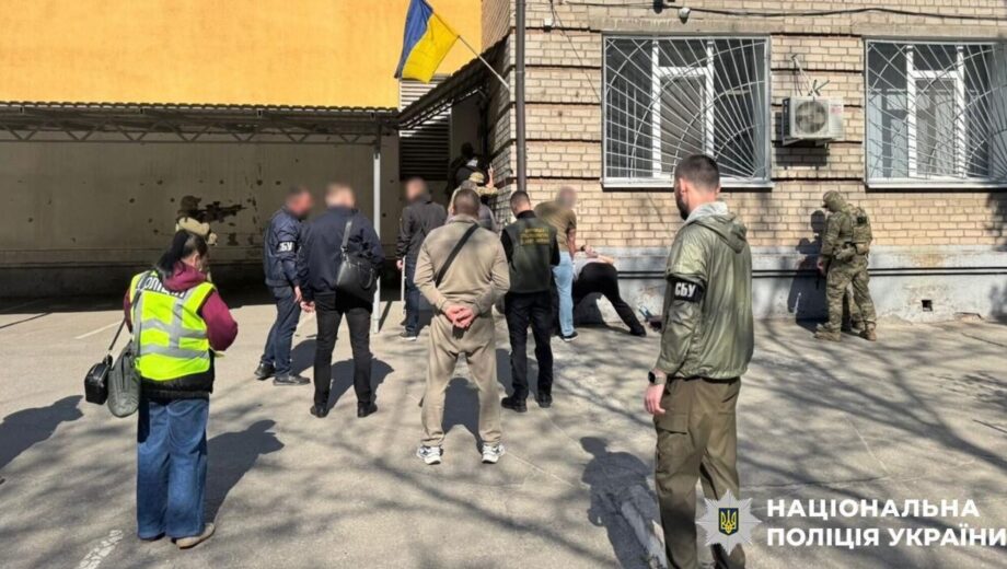 На Дніпропетровщині затримали посадовця ТЦК: вимагав $1500 за виключення з військового обліку