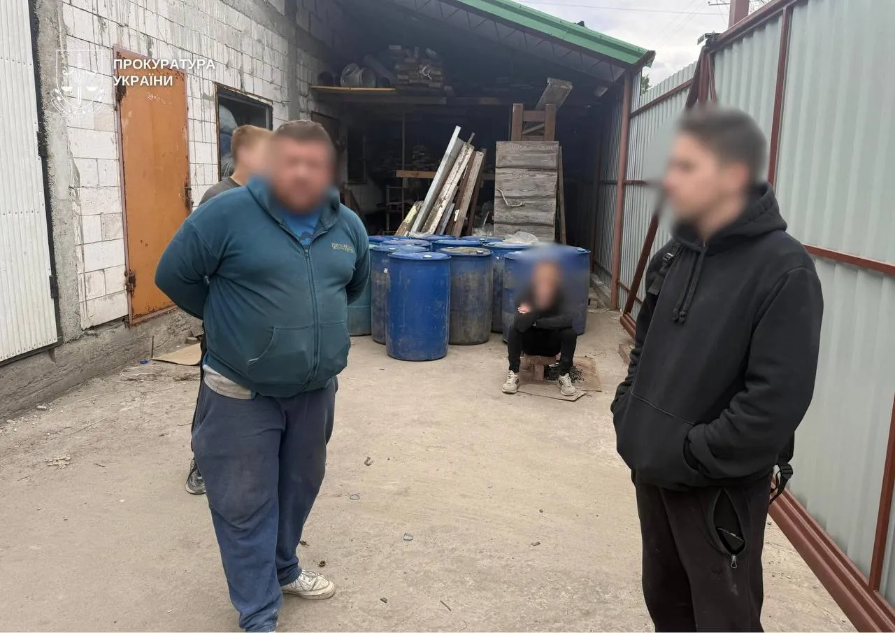 Спирт разливали под видом известных брендов: в столице остановили нелегальное производство