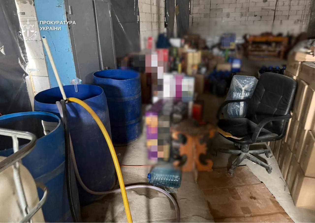 Спирт розливали під виглядом відомих брендів: у столиці зупинили нелегальне виробництво