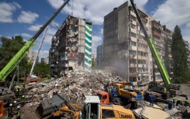 В Киеве продолжается поиск людей под завалами после российского удара