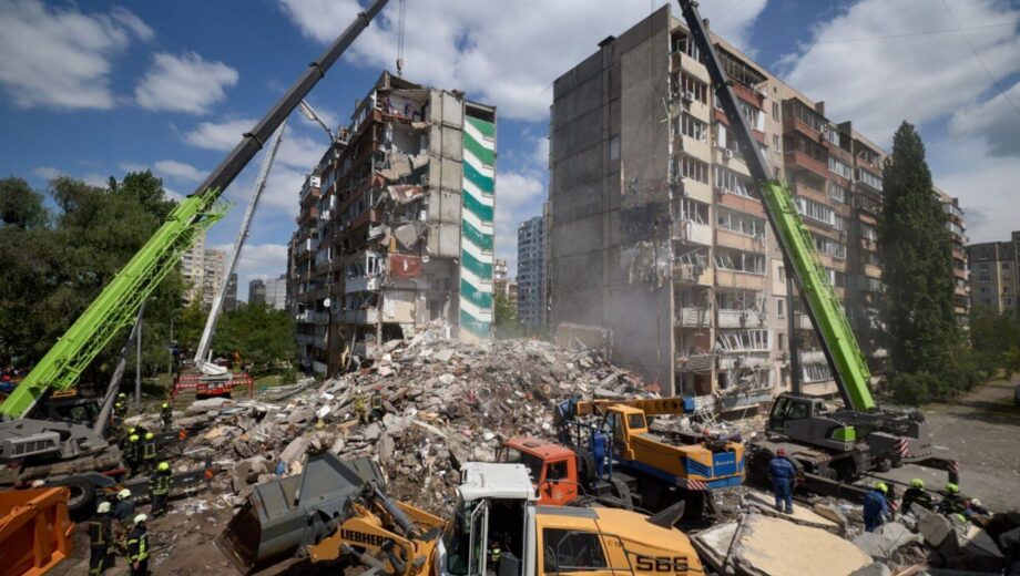 В Киеве продолжается поиск людей под завалами после российского удара