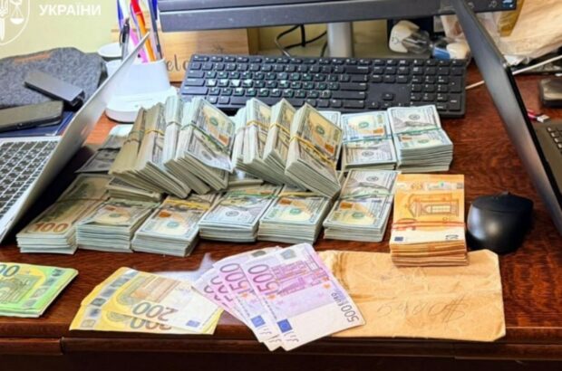 Елітні авто, зброя і мільйони готівки: що приховували посадовці регіональних підрозділів поліції