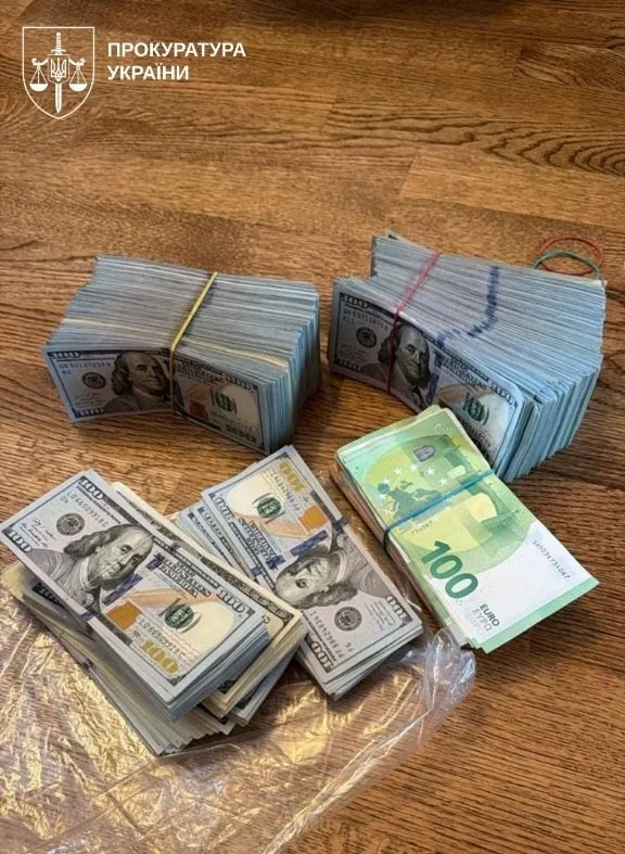 Що знайшли під час обшуків у регіональних управліннях поліції: елітні авто, годинники, зброя і мільйони готівки