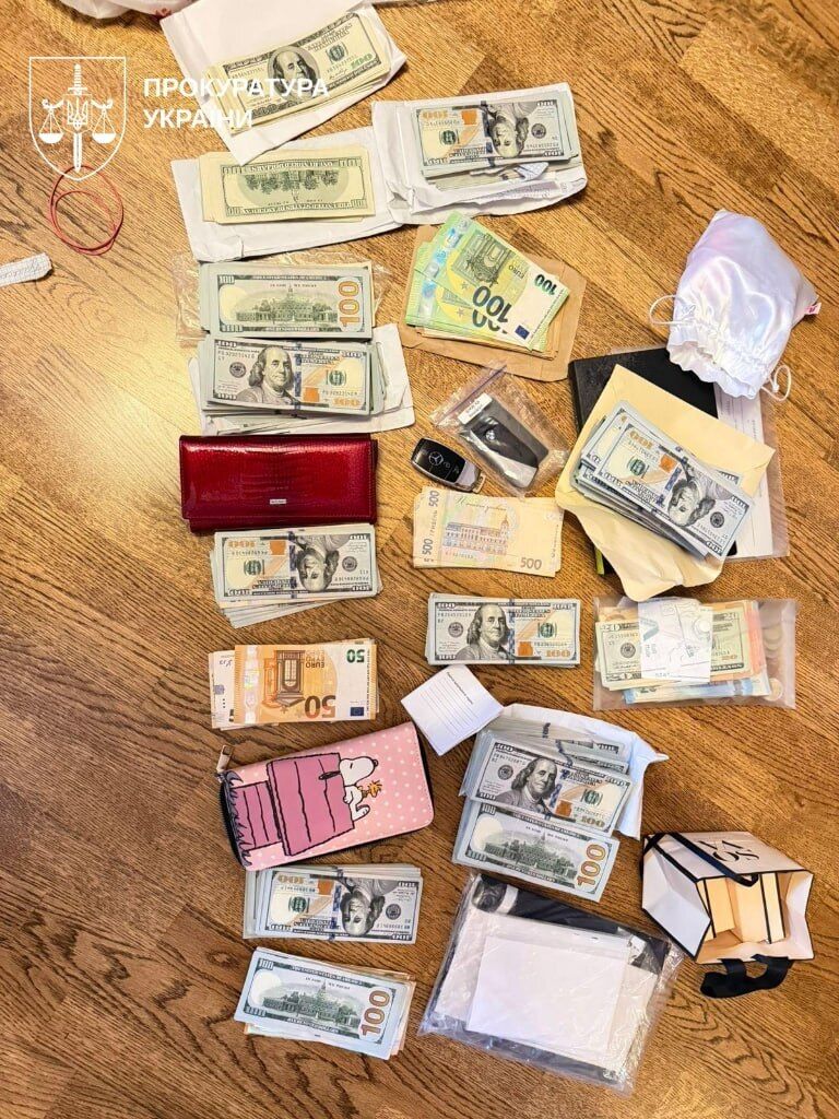 Що знайшли під час обшуків у регіональних управліннях поліції: елітні авто, годинники, зброя і мільйони готівки