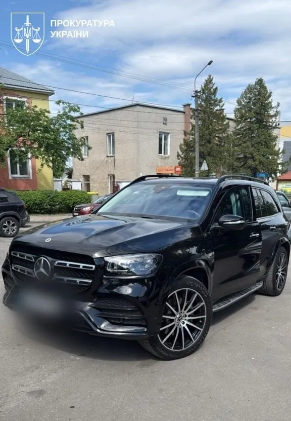 Що знайшли під час обшуків у регіональних управліннях поліції: елітні авто, годинники, зброя і мільйони готівки