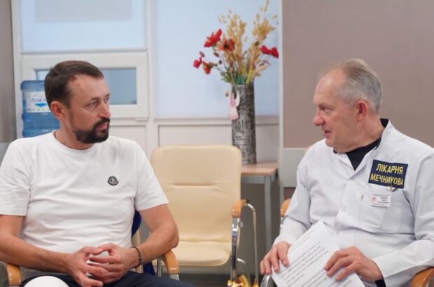 Больница Мечникова получила современную скорую: фонд »Надежда» и Валерий Дубиль передали авто для спасения тяжелых пациентов