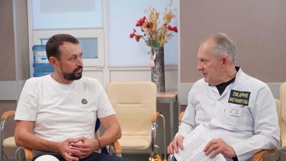 Лікарня Мечникова отримала сучасну швидку: фонд ”Надія” та Валерій Дубіль передали авто для порятунку важких пацієнтів