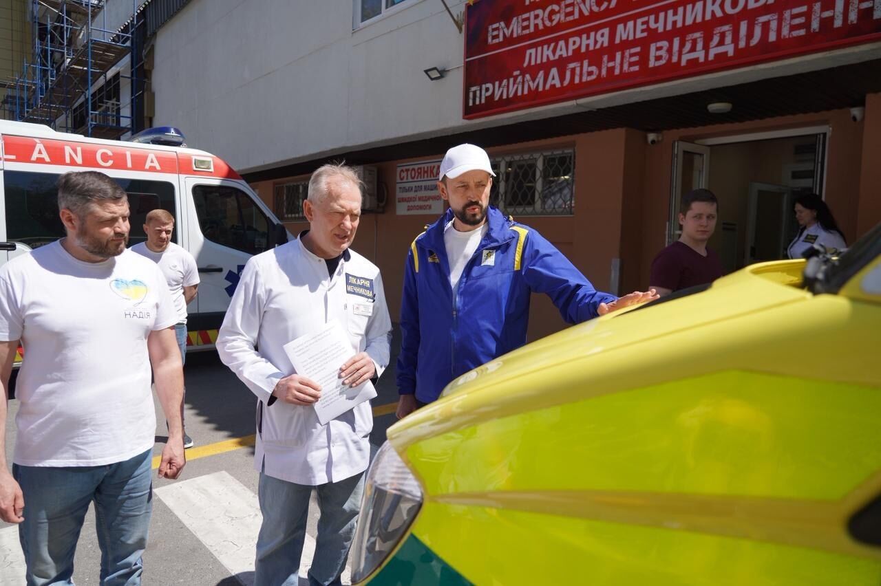 Лікарня Мечникова отримала сучасну швидку: фонд ''Надія'' та Валерій Дубіль передали авто для порятунку важких пацієнтів