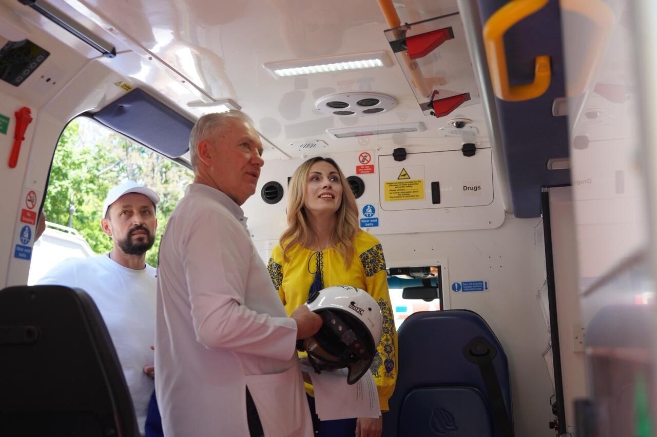Лікарня Мечникова отримала сучасну швидку: фонд ''Надія'' та Валерій Дубіль передали авто для порятунку важких пацієнтів