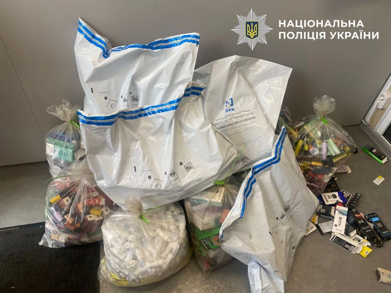 В Киеве накрыли масштабную схему продажи контрафактных вейпов: изъят товар на 12 млн грн