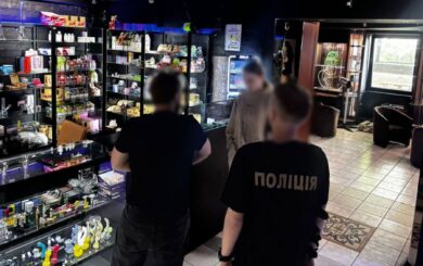 ДСР Нацполиции разоблачила нелегальный рынок вейпов в столице: 27 обысков и тысячи единиц фальсификата