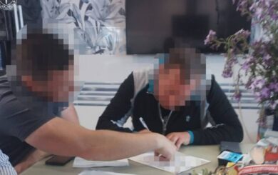 Мэра Пятихаток чуть не зарезали возле горсовета: нападающий задержан