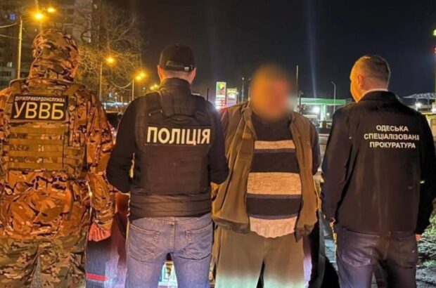 4,5 тис. доларів за ”звільнення від служби”: на Одещині затримали торговця фальшивими документами