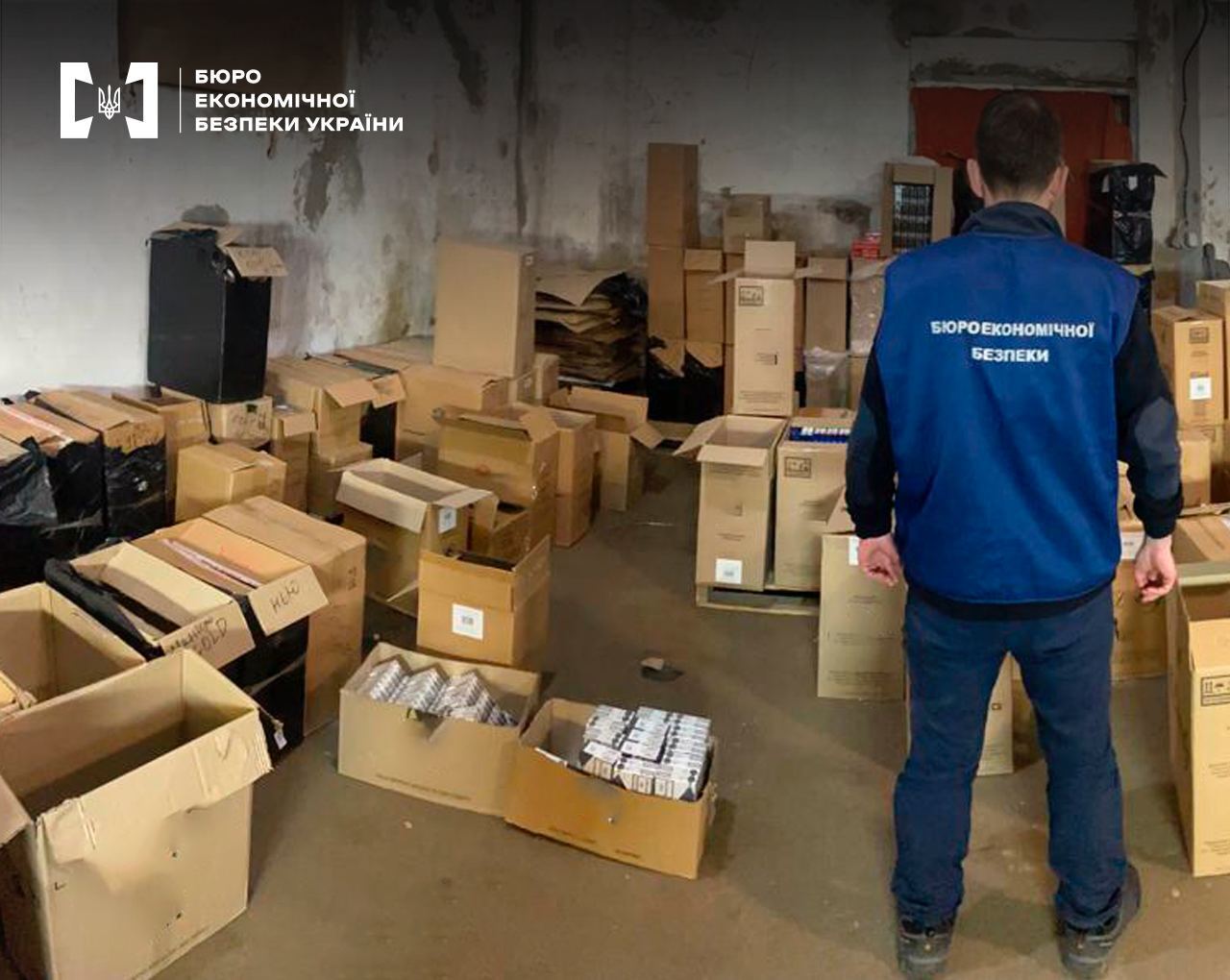 Працівник БЕБ і підроблений товар у коробках