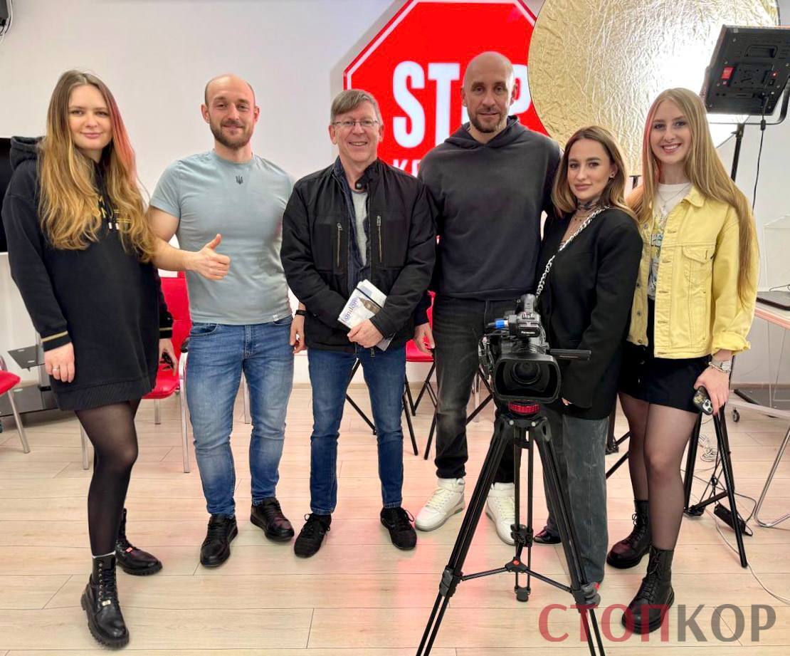 люди стоять у студії