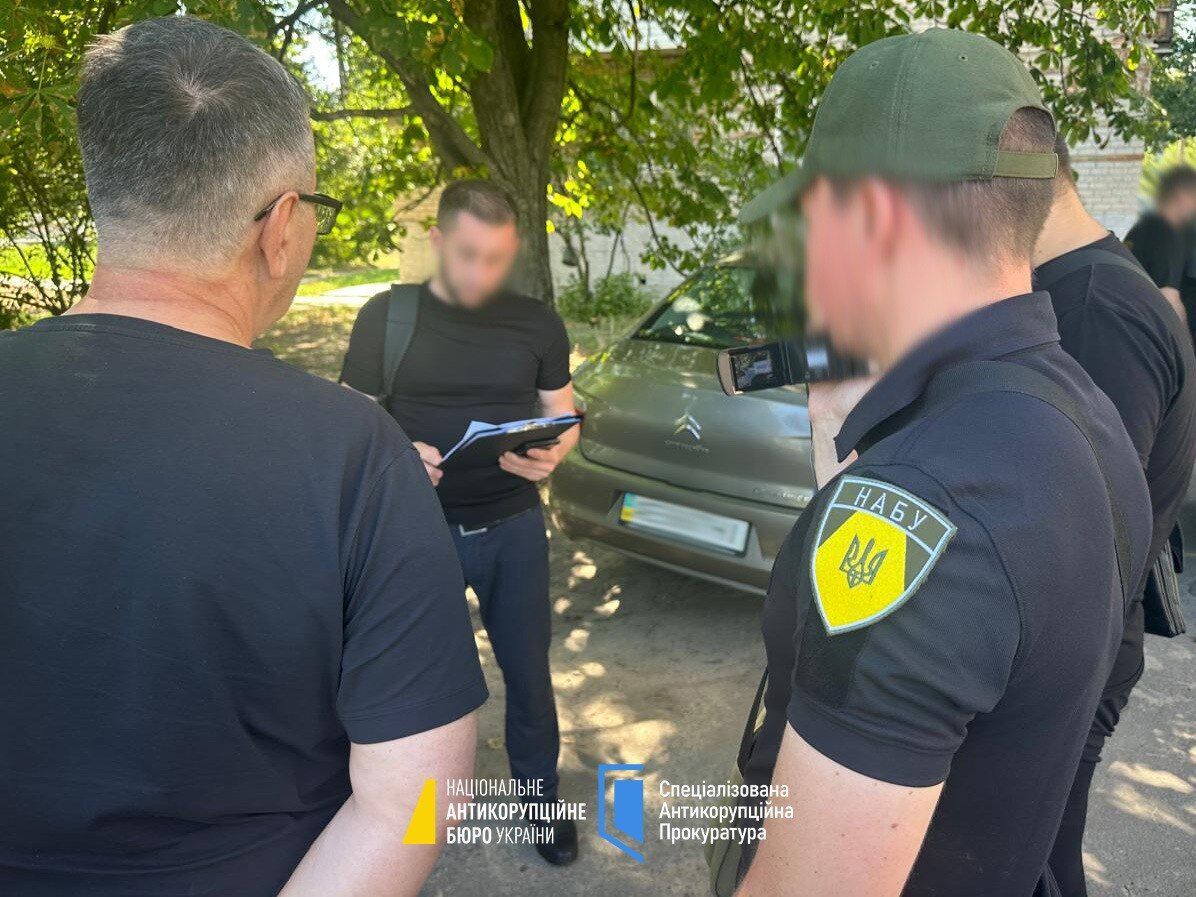 Долари у пакеті з яблуками: на Дніпропетровщині НАБУ викрило суддю на хабарі