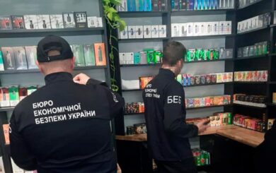 Продавали електронні сигарети без акцизів на 2,5 млн грн: на Закарпатті викрили торговців