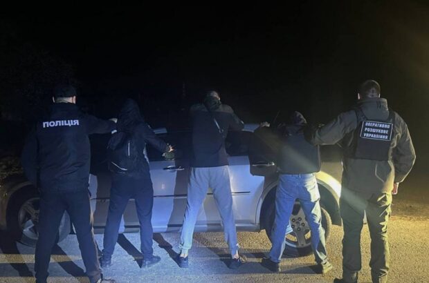 За 5,5 тис. дол. обіцяли переправити ухилянтів за кордон: на Закарпатті викрили схему
