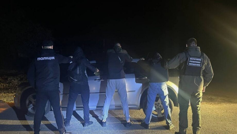 За 5,5 тис. дол. обіцяли переправити ухилянтів за кордон: на Закарпатті викрили схему