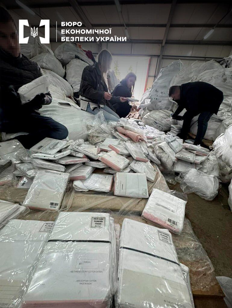 Правоохоронці та одяг компанії