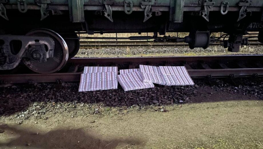 Контрабанда в поезде из Кривого Рога: на границе со Словакией под рудой нашли 1520 пачек сигарет