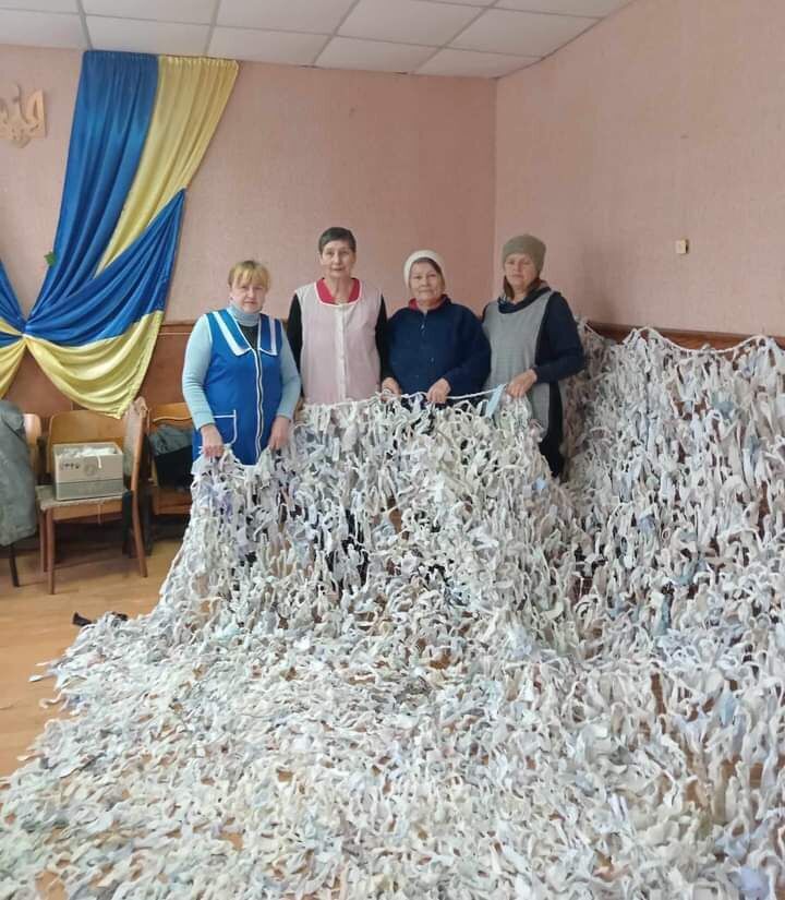 В селе Рацевое на Черкасщине женщины плетут маскировочные сетки.