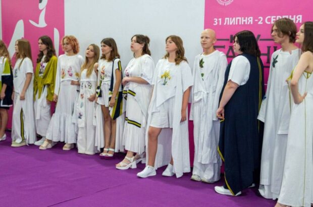 СтійкістьUA: у Києві підлітки презентували колекцію одягу, створену під обстрілами в блекаут (фото)