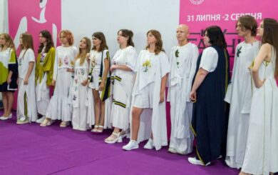 УстойчивостьUA: в Киеве подростки презентовали эко-коллекцию одежды, созданную под обстрелами в блекаут (фото)